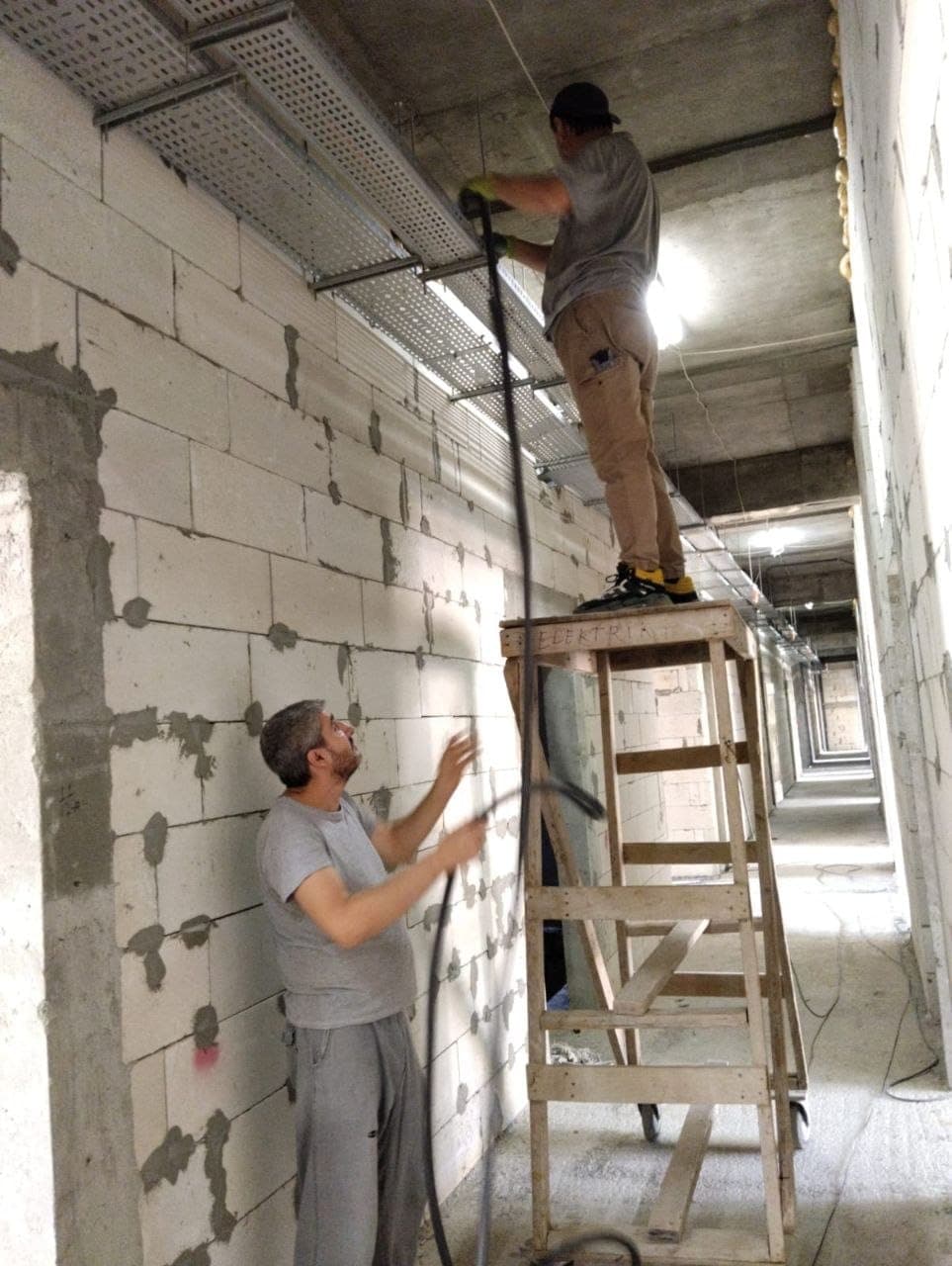 Safety Solutions-ის ტექნიკოსები ამონტაჟებენ საკაბელო ლოტკებს ობიექტზე